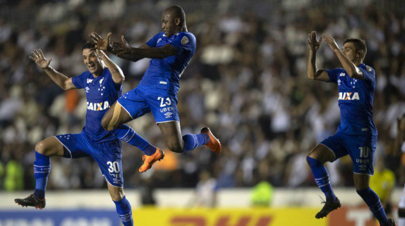 Letal, o Cruzeiro foi o &uacute;nico a comemorar em uma noite de melancolia para o Vasco