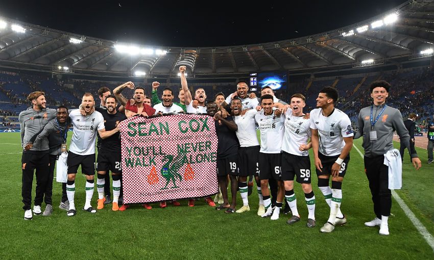 Em meio &agrave; festa, Liverpool fez uma bela homenagem ao torcedor agredido em Anfield