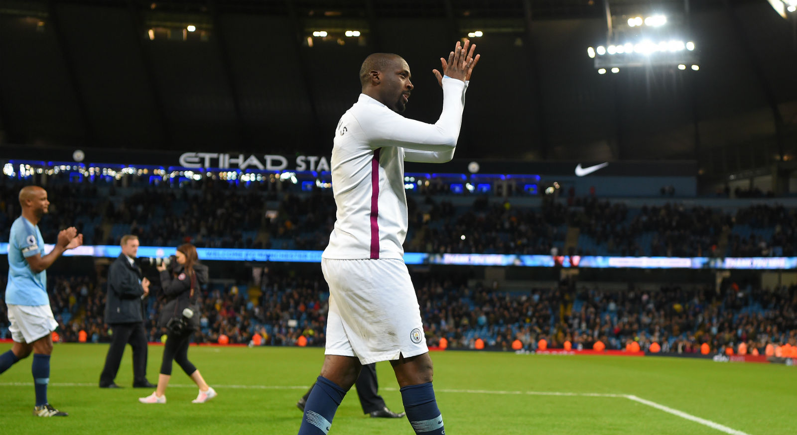 O adeus de Yaya Tour&eacute; no Est&aacute;dio Etihad n&atilde;o poderia ser diferente: uma noite hist&oacute;rica