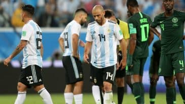 Ao contrário de 2014, Mascherano sofre técnica e fisicamente, mas segue importante na liderança