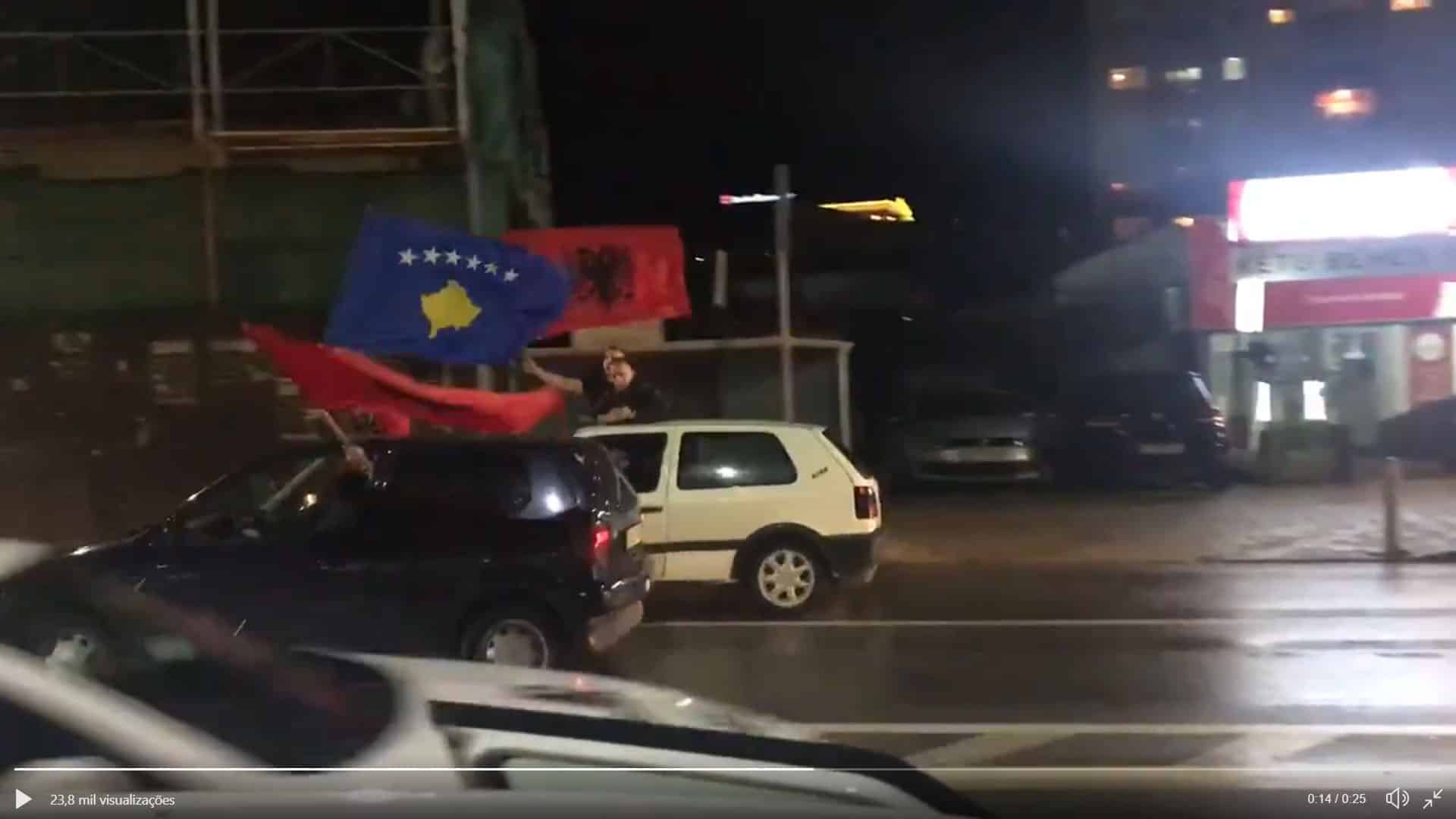 Em Pristina, capital do Kosovo, a vit&oacute;ria da Su&iacute;&ccedil;a foi comemorada com buzina&ccedil;o e bandeiras nas ruas