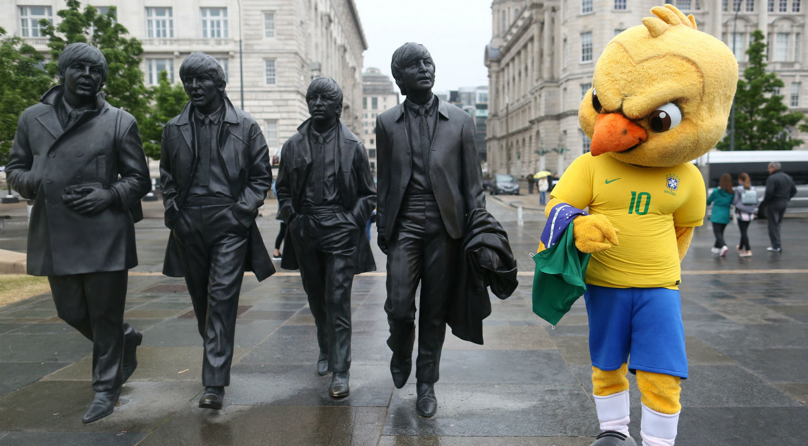 S&atilde;o impag&aacute;veis as fotos do Canarinho Pistola dando um rol&ecirc; pelas ruas de Liverpool