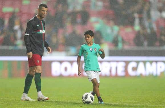 Tal pai, tal filho: olha como Cristianinho Ronaldo bate bem na bola