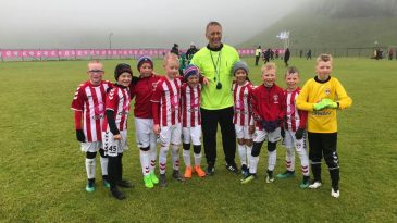 Técnico da Islândia deixou a Copa e já voltou ao batente: apitou jogo do sub-10 em seu país