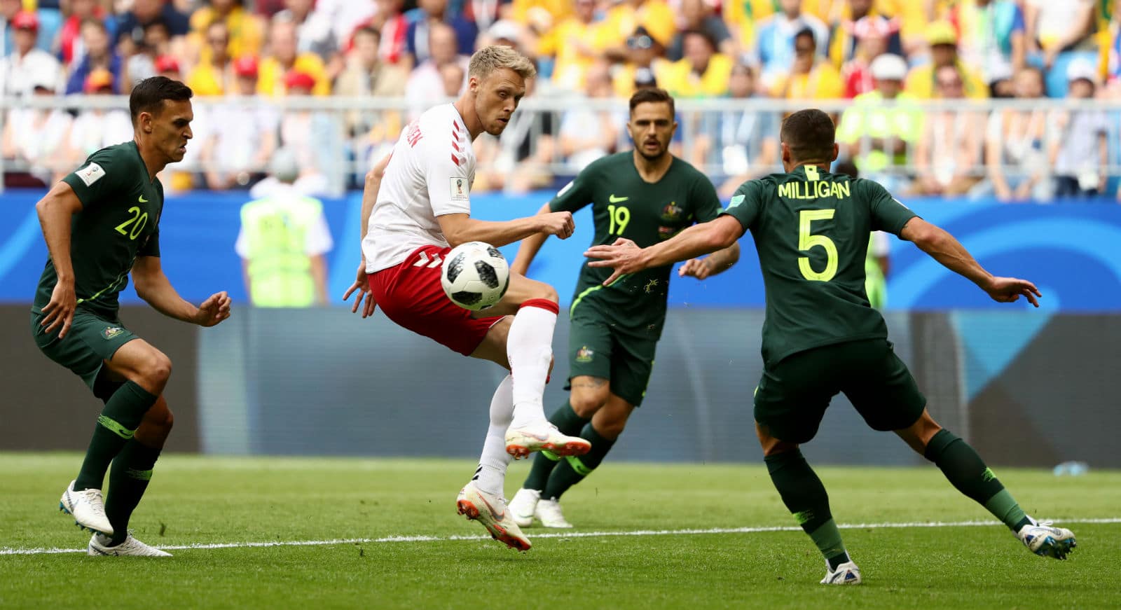 Na Copa das bolas paradas, o lindo gol da Dinamarca serve de col&iacute;rio