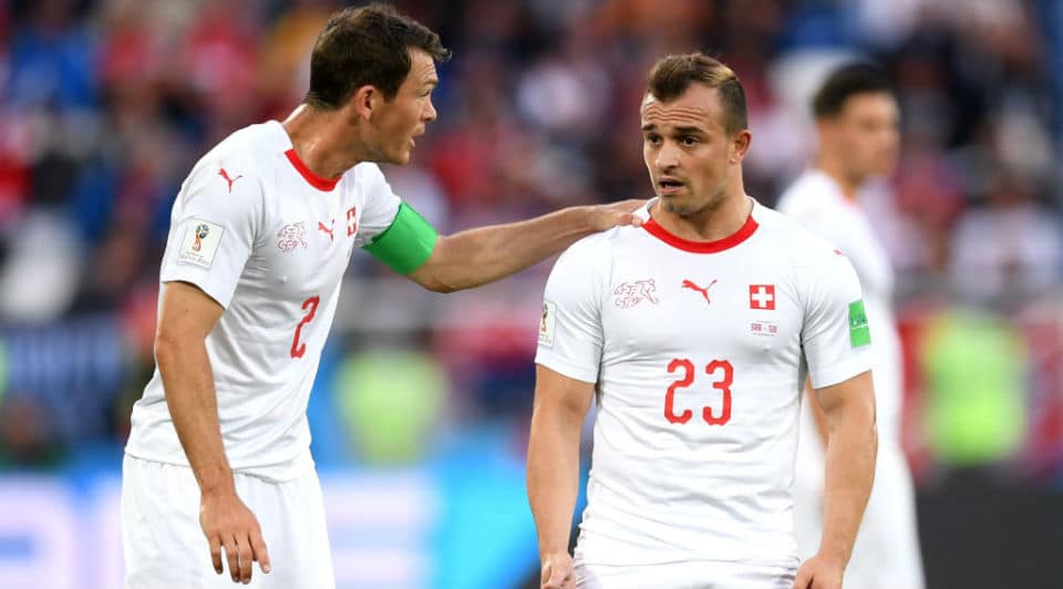 Lichtsteiner, sobre Xhaka e Shaqiri: &ldquo;Foi bom, por que n&atilde;o? Essa &eacute; a hist&oacute;ria para eles&rdquo;