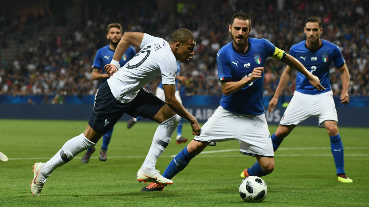 Com Demb&eacute;l&eacute; voando, Fran&ccedil;a convence e derrota a It&aacute;lia com tranquilidade