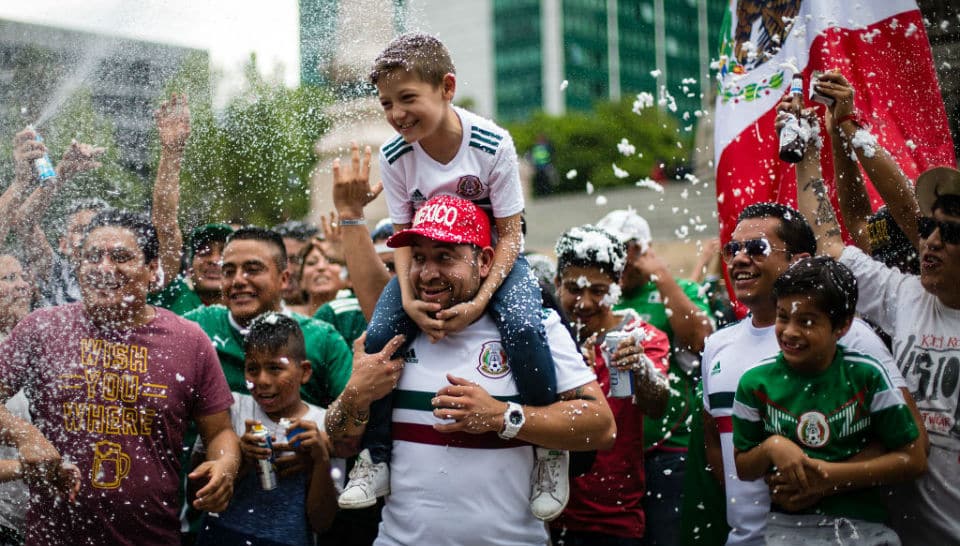 &Eacute; imposs&iacute;vel n&atilde;o se contagiar com o &ecirc;xtase mexicano na comemora&ccedil;&atilde;o do gol hist&oacute;rico