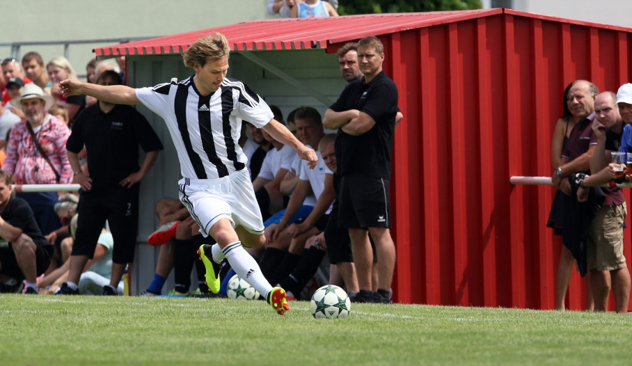 Pela s&eacute;tima divis&atilde;o, Nedved voltou a campo e honrou a camisa de seu primeiro clube