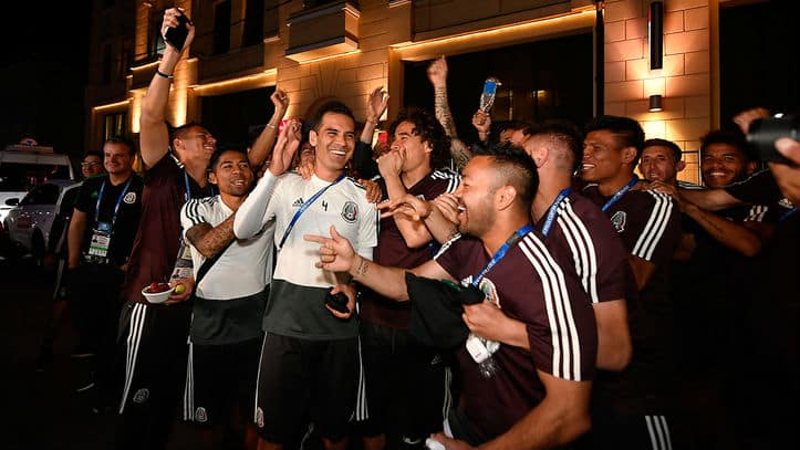 A festa dos mexicanos &eacute; tamanha que, no hotel, a sele&ccedil;&atilde;o pediu tr&eacute;gua para poder descansar