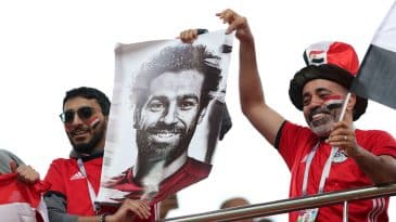 Multidão reúne-se na porta da casa de Salah, que aparece para tirar fotos e dar autógrafos