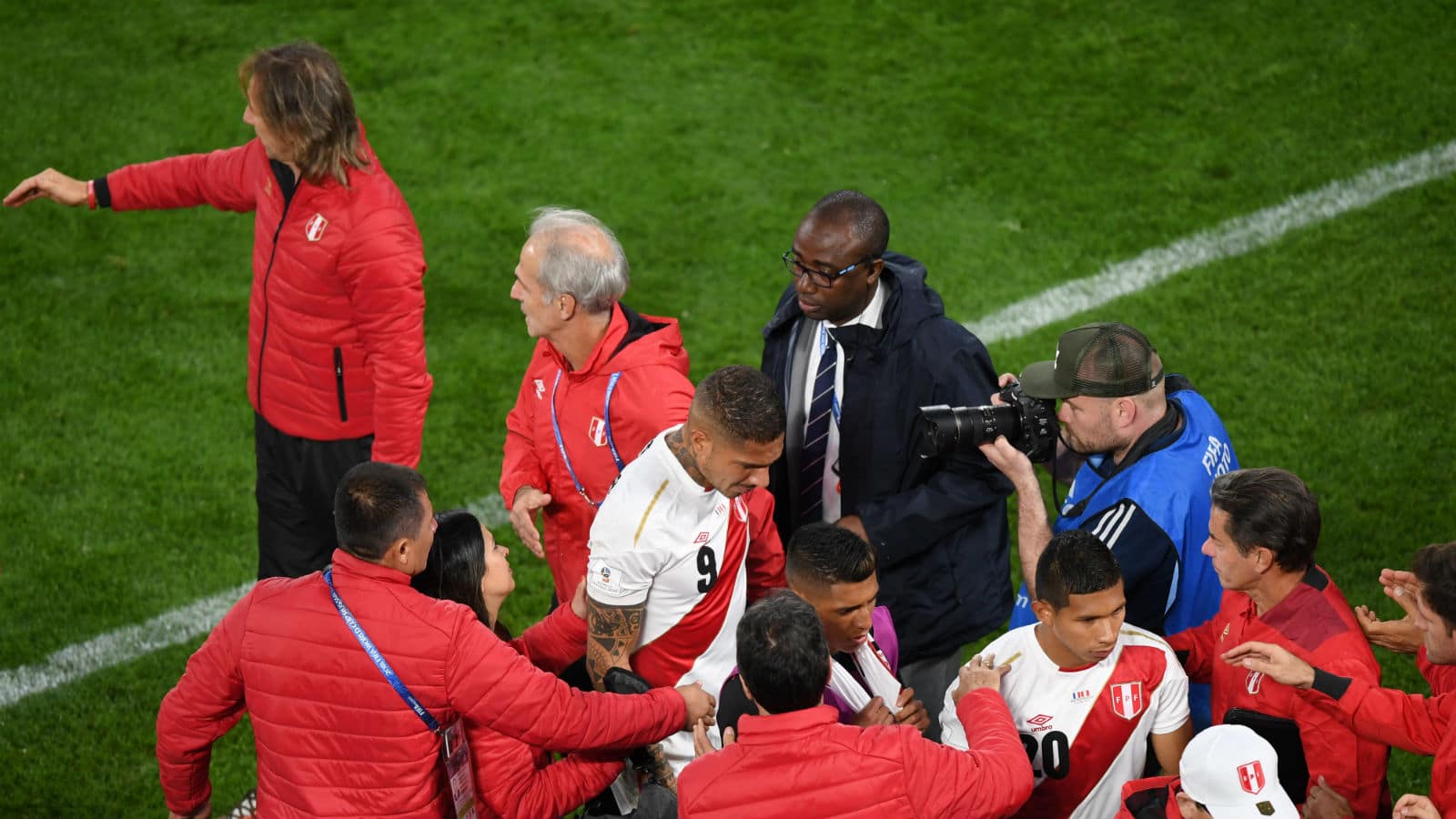 As l&aacute;grimas retratam a expectativa rompida de uma sele&ccedil;&atilde;o peruana que podia mais