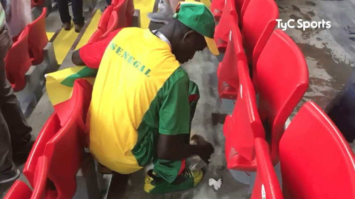 Depois de suas vit&oacute;rias, japoneses e senegaleses deram aquela geral nas arquibancadas