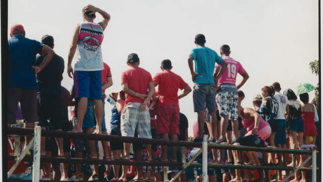 Fot&oacute;grafo ingl&ecirc;s visita v&aacute;rzea brasileira para nos lembrar: o futebol &eacute; de todos