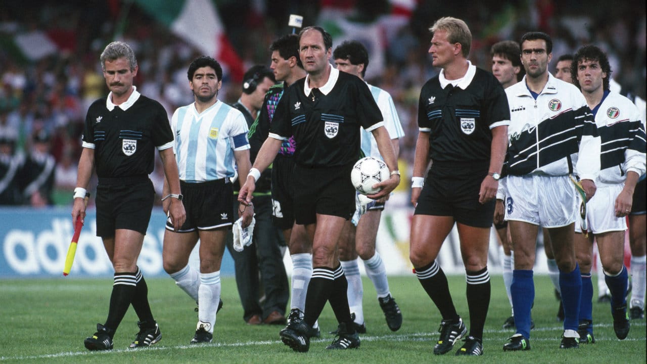 3 de julho nas Copas: amado em N&aacute;poles, Maradona causou l&aacute;grimas aos italianos em 1990