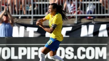Com golaços de Marta e Bia, Brasil vence Japão e está na briga no Torneio das Nações