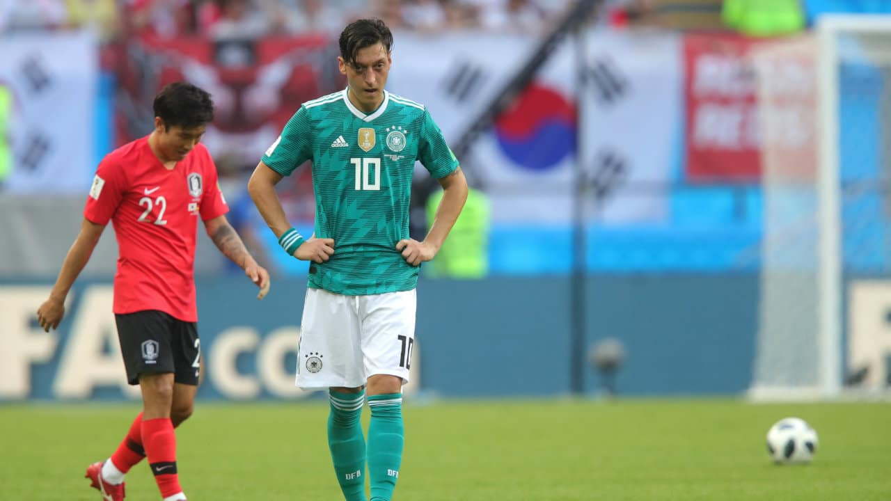 A crise &Ouml;zil na Alemanha: cr&iacute;ticas dentro da federa&ccedil;&atilde;o e conselho do pai para abandonar sele&ccedil;&atilde;o