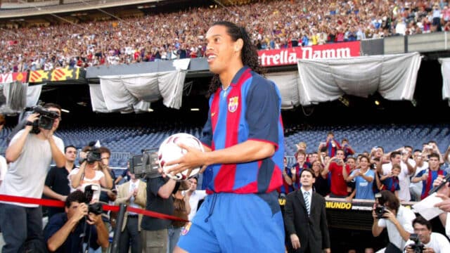 Em 2003, Ronaldinho era apresentado para simbolizar a nova ascens&atilde;o do Barcelona