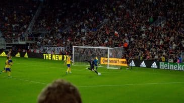 Rooney marca seu primeiro gol na MLS pelo DC United, mas também quebra o nariz no fim do jogo