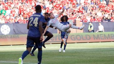 Que estreia! No seu primeiro jogo pelo Liverpool, Shaqiri marca de voleio contra o Manchester United