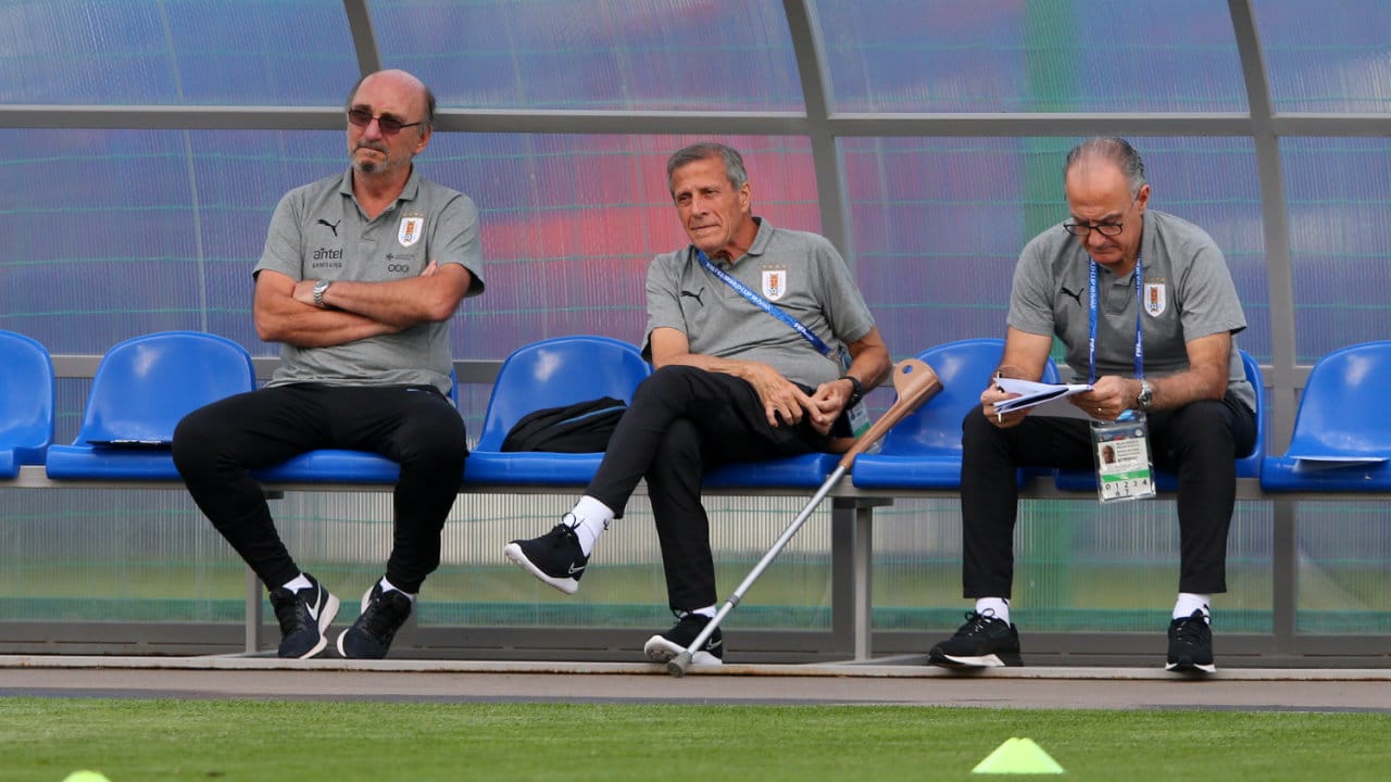 Tab&aacute;rez, t&eacute;cnico do Uruguai: &ldquo;Pensar em ser campe&atilde;o mundial tem que ficar no plano da intimidade&rdquo;