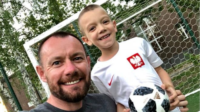 Garotinho que caiu em prantos com a elimina&ccedil;&atilde;o da Pol&ocirc;nia ganha ingressos &agrave; final da Copa