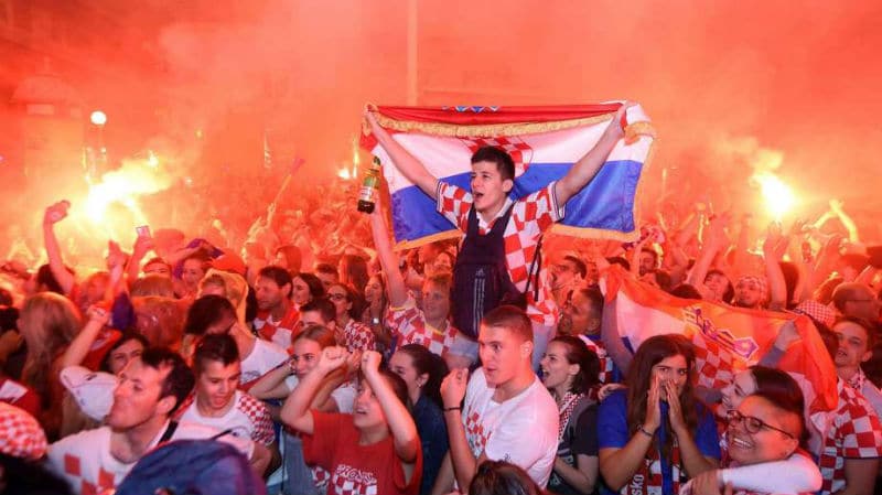 V&iacute;deos | Assim foi a loucura nas ruas da Cro&aacute;cia pela classifica&ccedil;&atilde;o in&eacute;dita &agrave; final da Copa