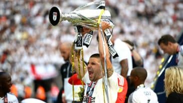 Mitrovic fica no Fulham, que vai se encorpando para o retorno à Premier League