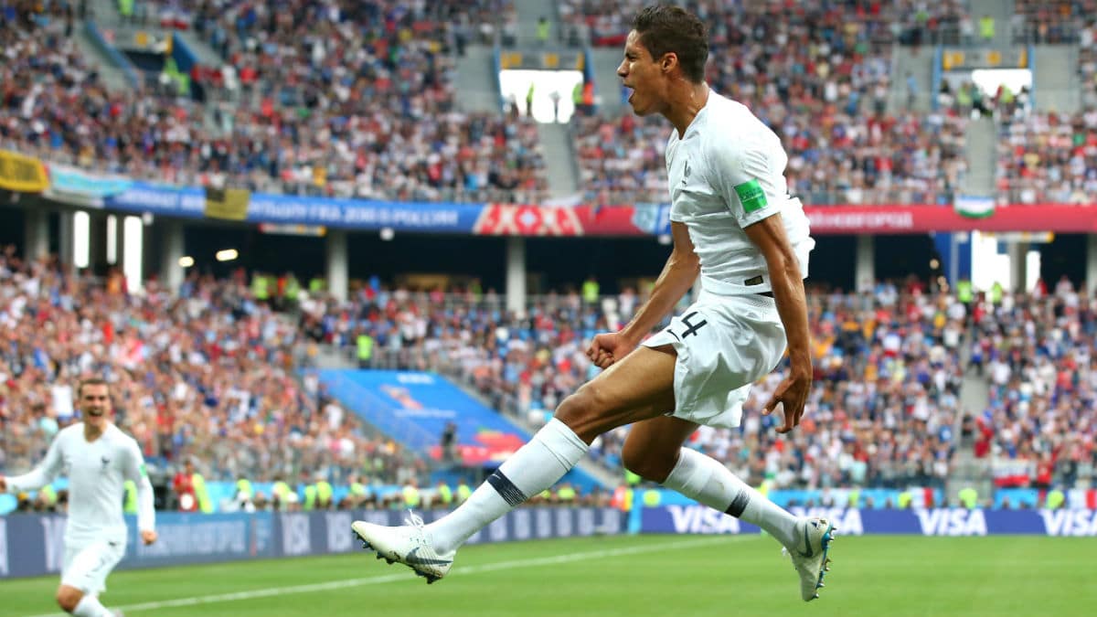 Dois lances de bola parada separados por quatro anos de aprendizagem para Varane