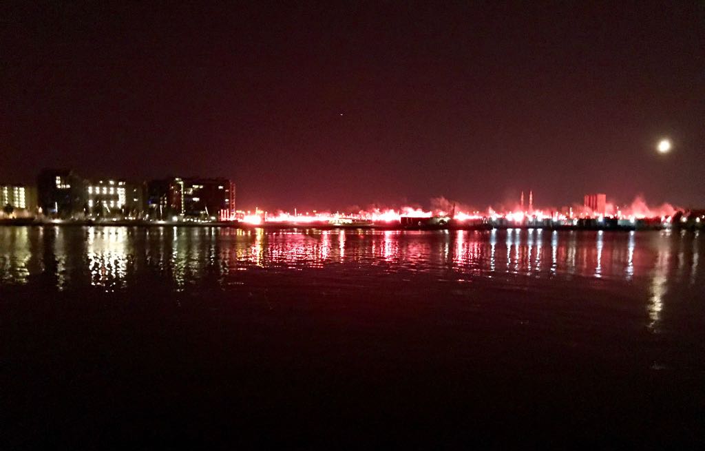 A torcida do Feyenoord iluminou os caminhos at&eacute; De Kuip para celebrar os 110 anos do clube