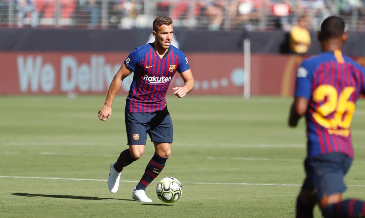 Bastante elogiada pela imprensa catal&atilde;, vale ver os detalhes da atua&ccedil;&atilde;o de Arthur contra o Milan