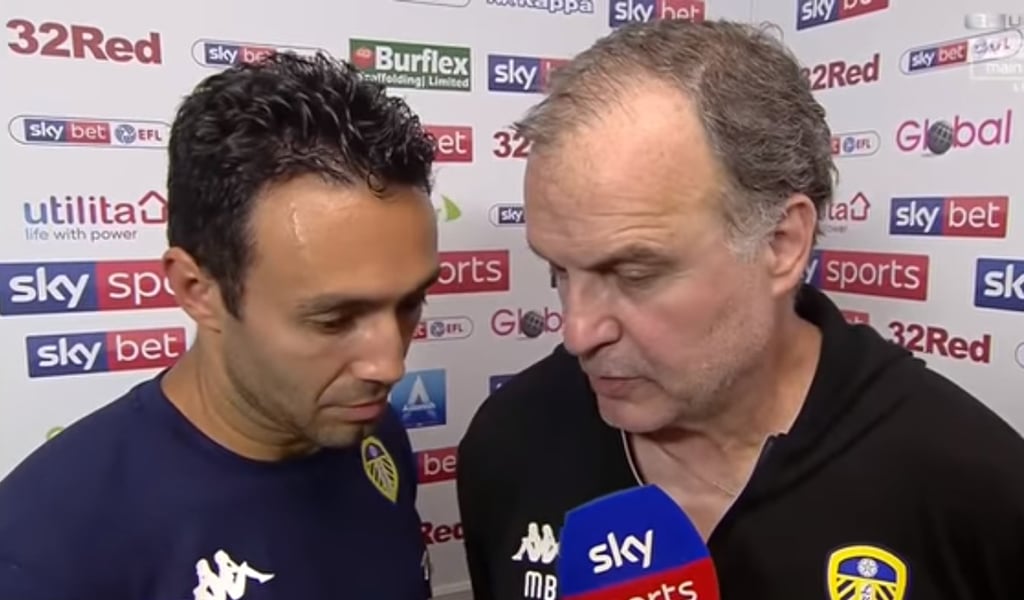 A entrevista de Bielsa ap&oacute;s a primeira vit&oacute;ria com o Leeds j&aacute; se torna um cl&aacute;ssico