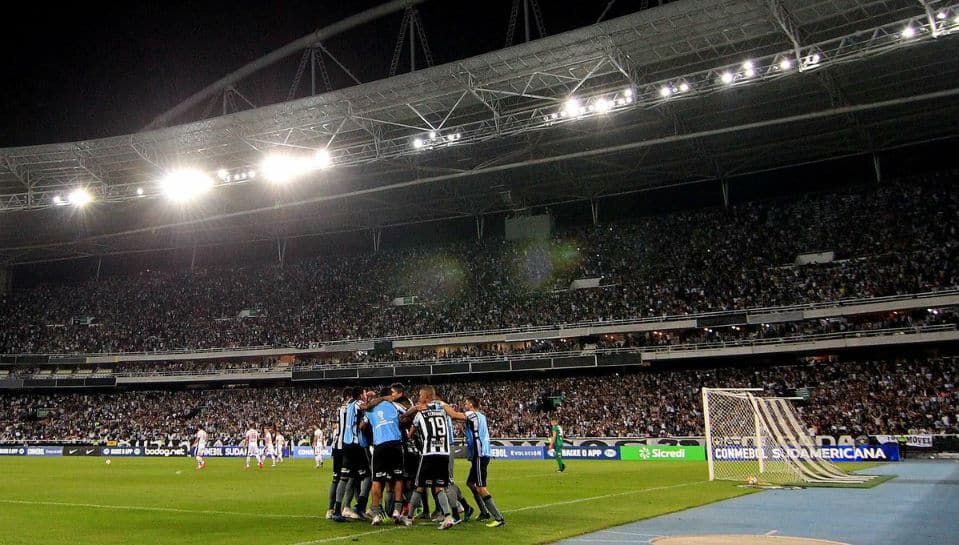 O N&iacute;lton Santos virou um caldeir&atilde;o para empurrar o Botafogo e se incendiar com a classifica&ccedil;&atilde;o