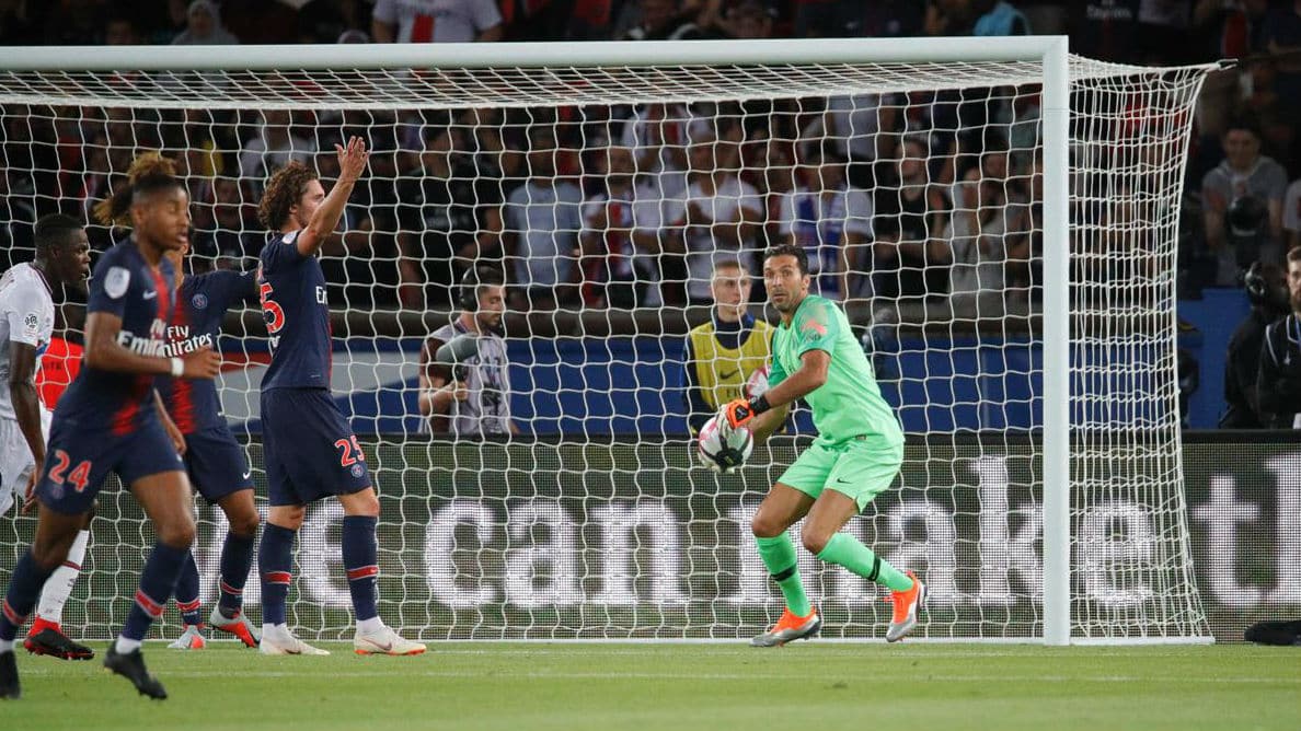 Buffon teve que fazer uma grande defesa para evitar o gol de&hellip; Thiago Silva
