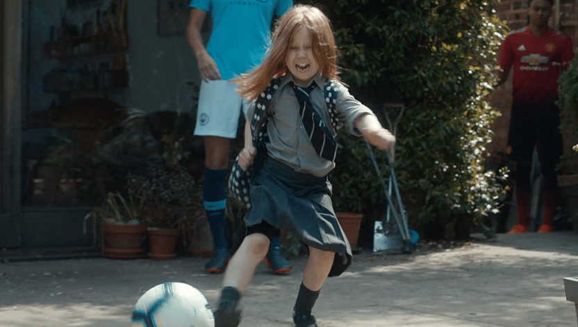 &Eacute; imposs&iacute;vel n&atilde;o se encantar com esta garotinha, numa propaganda sensacional da TV brit&acirc;nica