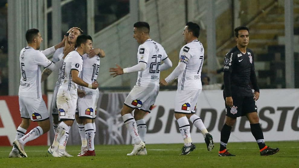Colo-Colo n&atilde;o deixou Corinthians jogar e saiu com vantagem que poderia ser ainda maior