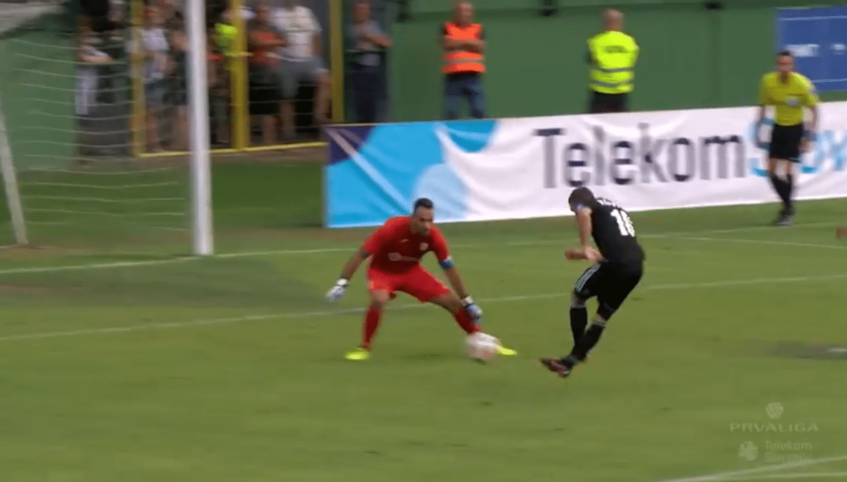 Dif&iacute;cil encontrar um gol de letra mais humilhante do que este anotado na Eslov&ecirc;nia