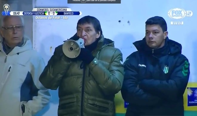 O megafone de Falcioni, mais que folclore, &eacute; um sinal da luta do treinador por sua sa&uacute;de