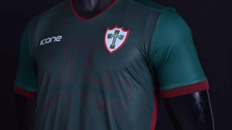 A nova camisa da Portuguesa &eacute; ao menos um belo sinal de sua grandeza