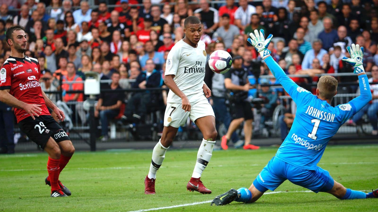PSG comparou gols de Mbapp&eacute; e Ronaldinho contra o Guingamp &ndash; e eles s&atilde;o mesmo parecidos
