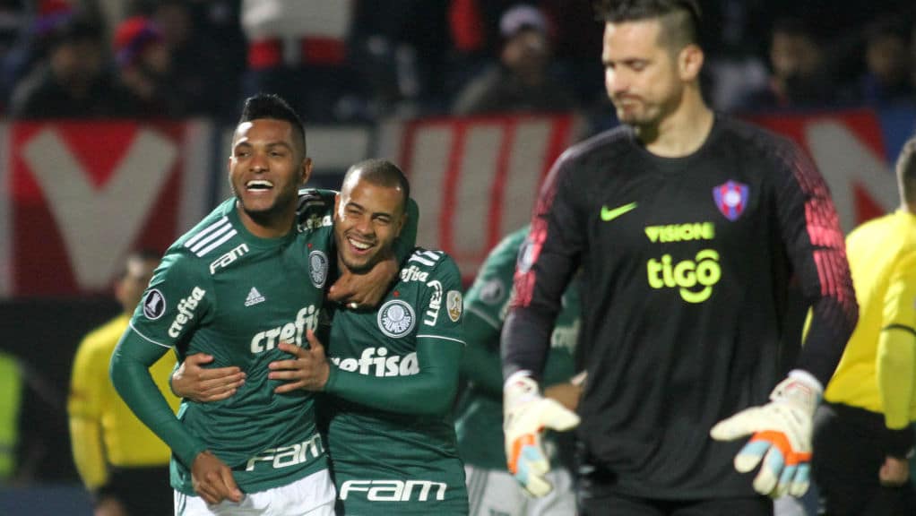 Sem brilho, mas eficiente: Palmeiras vence por 2 a 0 e volta ao Brasil com &oacute;tima vantagem