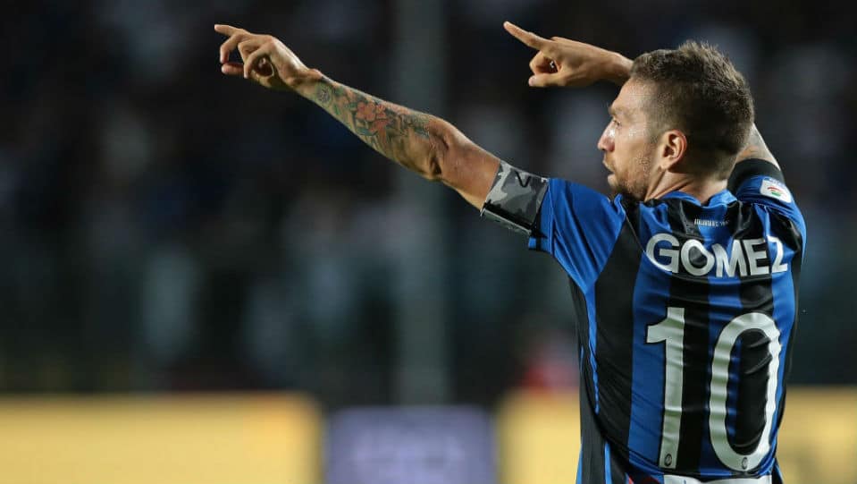 Baila como el Papu: G&oacute;mez reestreou na Serie A com dois gols e duas assist&ecirc;ncias