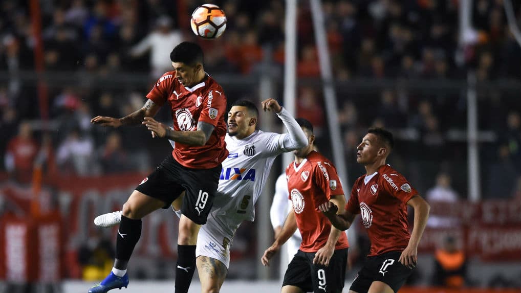 Santos se segura em jogo de poucas chances e traz um valioso empate da Argentina