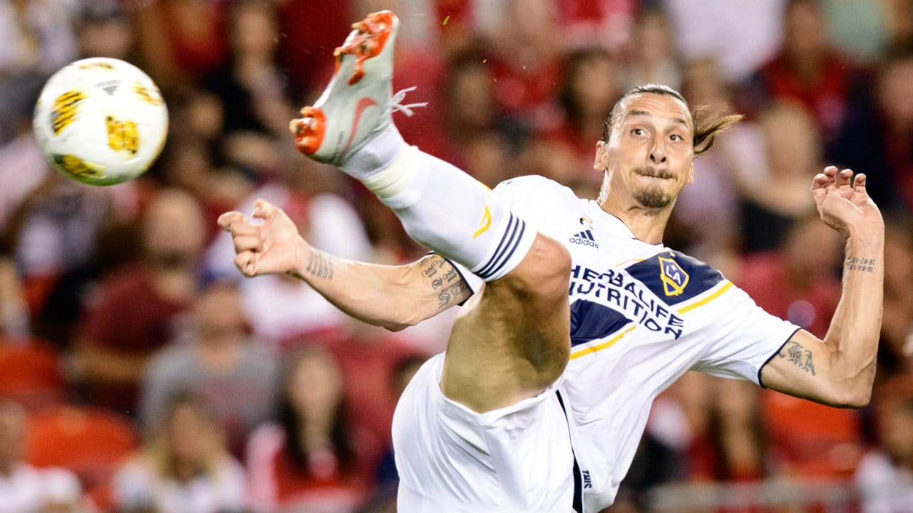 O gol 500 de Ibrahimovic foi com a sua assinatura, acrob&aacute;tico e espetacular: &ldquo;&Eacute; instinto&rdquo;