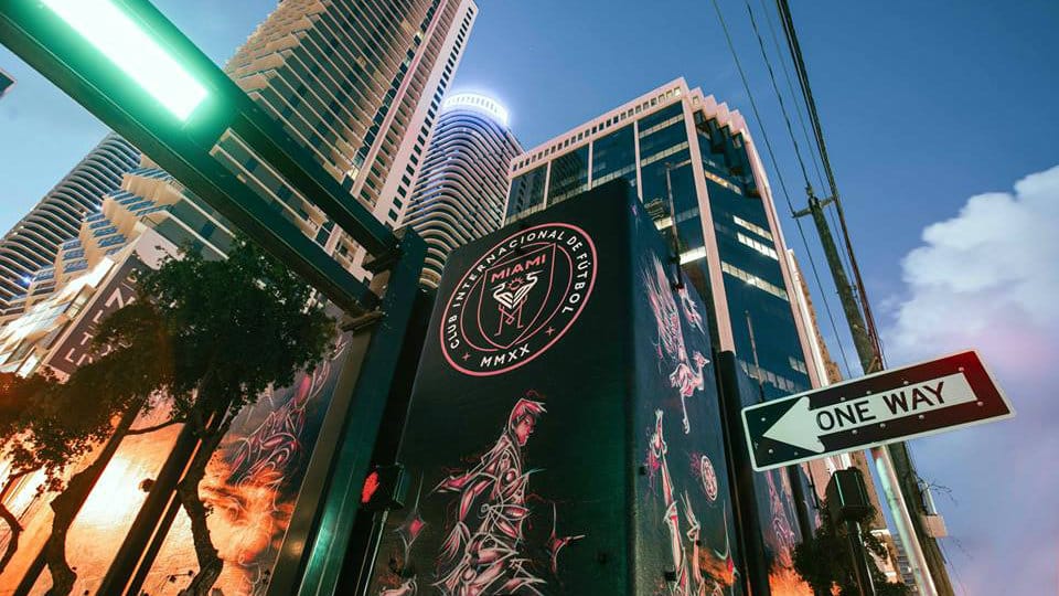 Clube de Beckham &eacute; nomeado Inter Miami CF, ganha escudo e tenta levar &ldquo;sabor sul-americano&rdquo; &agrave; MLS