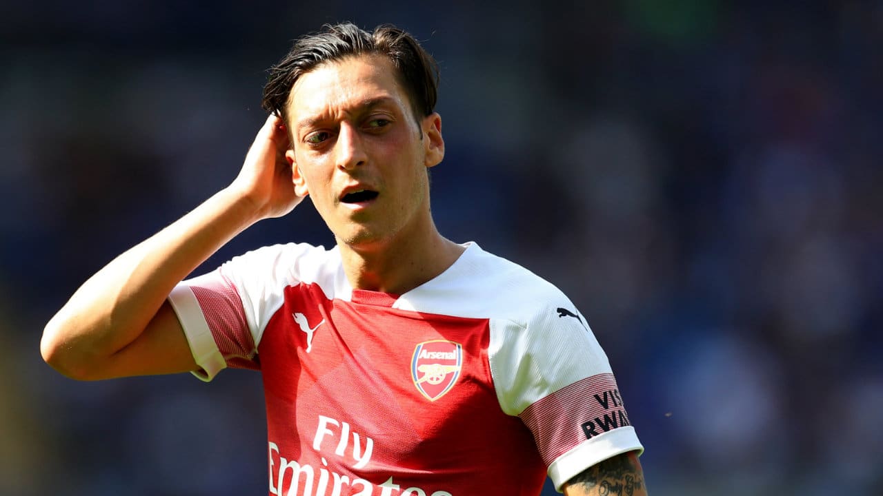 Emery cobra mais de &Ouml;zil no Arsenal: &ldquo;Ele pode melhorar, ele pode nos dar mais&rdquo;