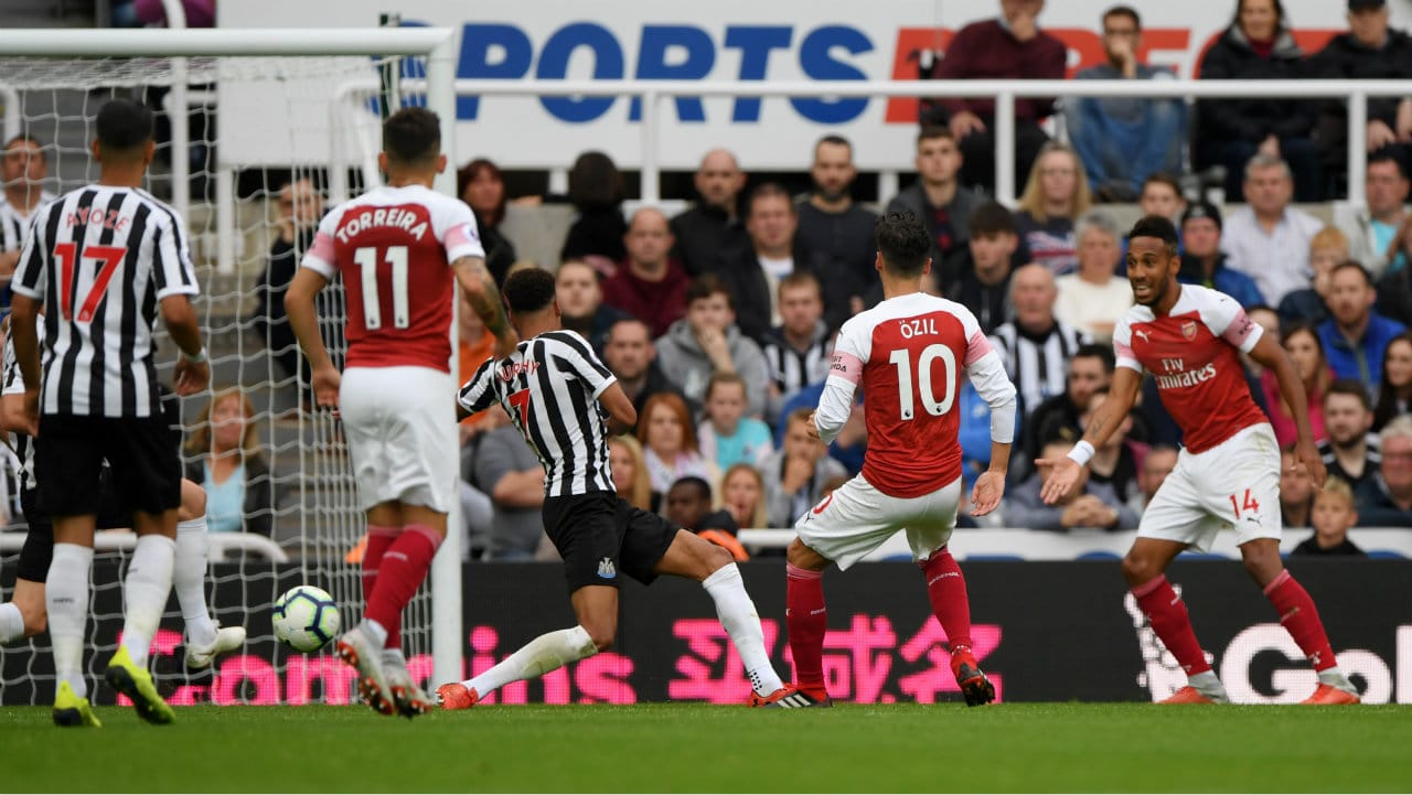 Arsenal teve uma vit&oacute;ria com gols raros: Xhaka e &Ouml;zil, que tinha sido cobrado