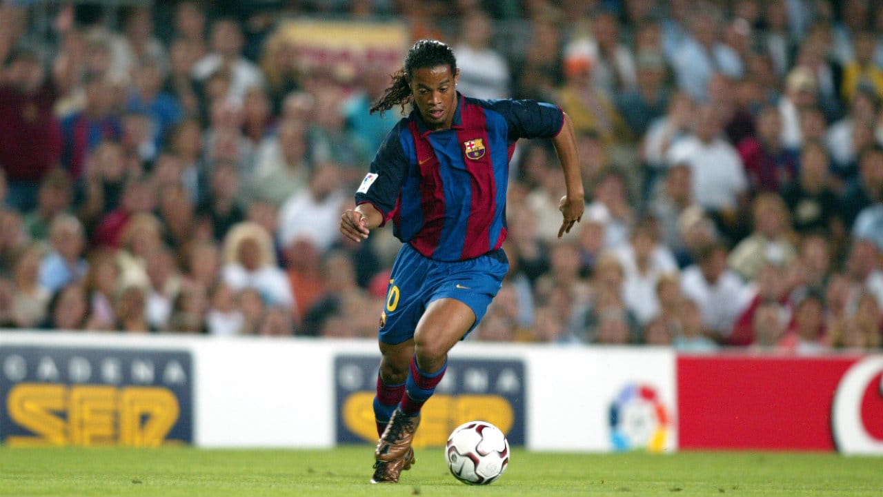 Gola&ccedil;o na madrugada: futebol para insones na estreia de Ronaldinho no Camp Nou em 2003