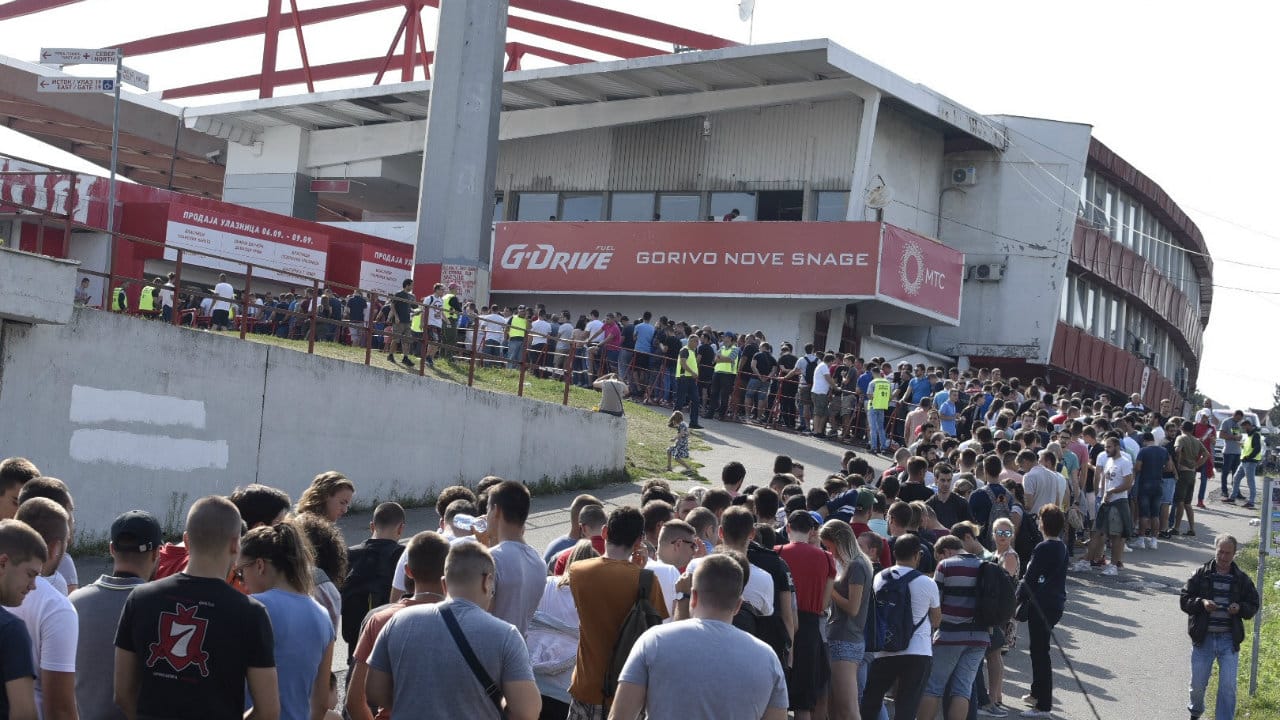 Os 26 anos de espera fizeram torcedores Estrela Vermelha esgotarem ingressos da Champions