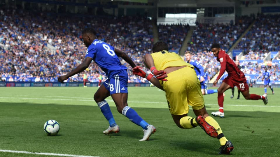 O Liverpool venceu a quarta seguida, mas a lamban&ccedil;a de Alisson quase custou caro